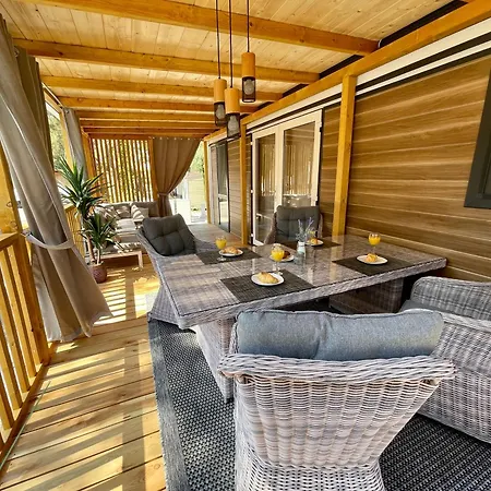 مكان تخييم Mobile Pallas بيوغْغاد نا موغو